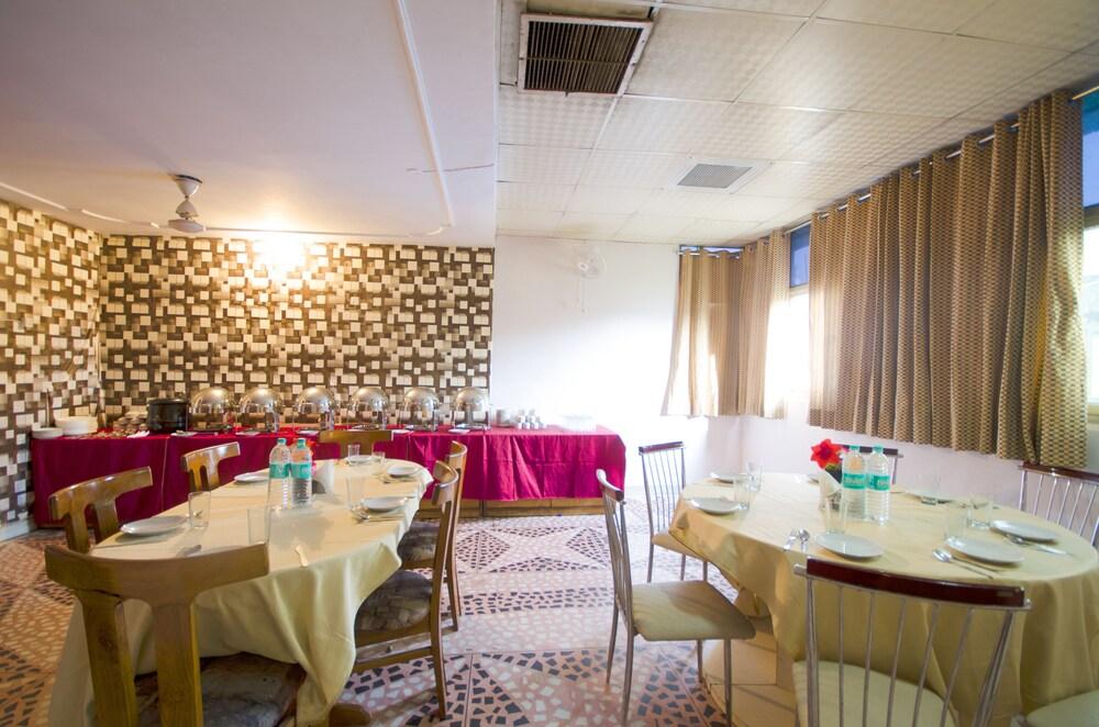 Hotel Pablas International, New Delhi, Near Metro Экстерьер фото